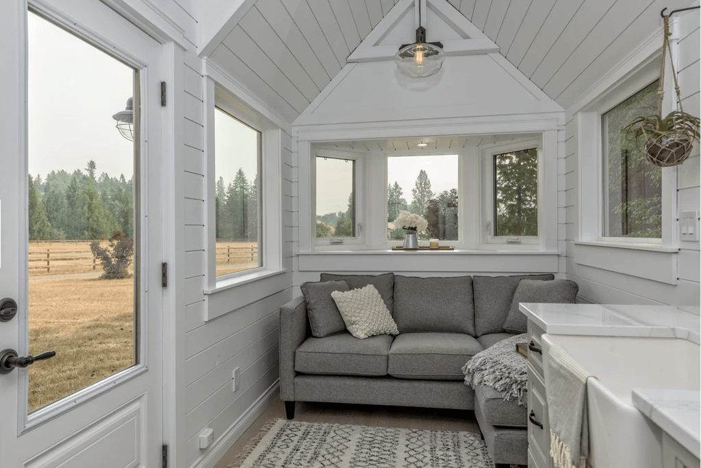 灰色和白色的客厅飘窗，灰色组合沙发