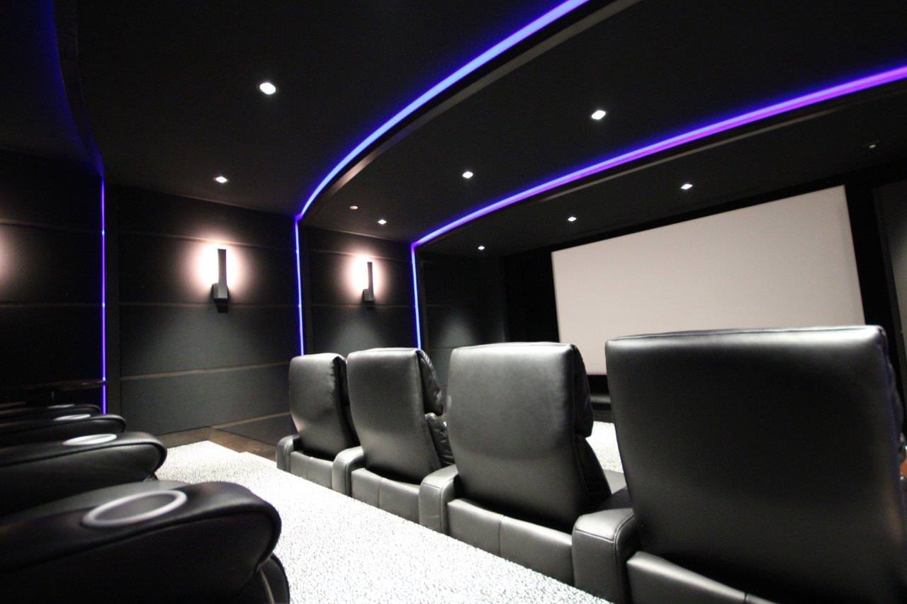 由Gibson Innovation设计的家庭影院的黑色分层电影院座位。