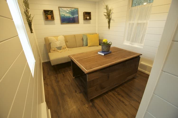 小房子里有独立的客厅空间，日式沙发和咖啡桌