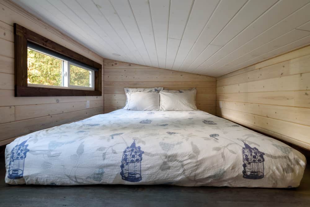 阁楼睡觉区域的照片 - 双人床在微小的客舱。