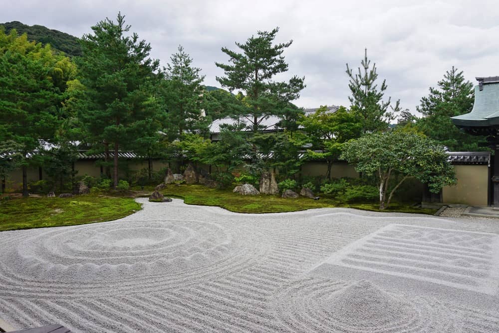 传统的日本耙砾石和岩石花园(karesansui风格)在kodai寺在京都，日本