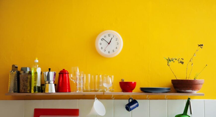 有时钟的黄色厨房墙壁