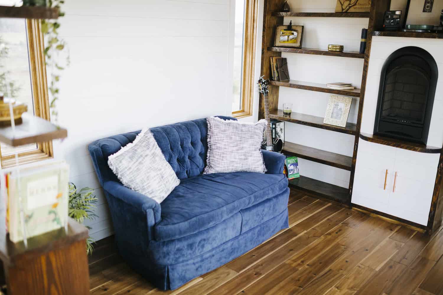 小房子客厅里的蓝色沙发