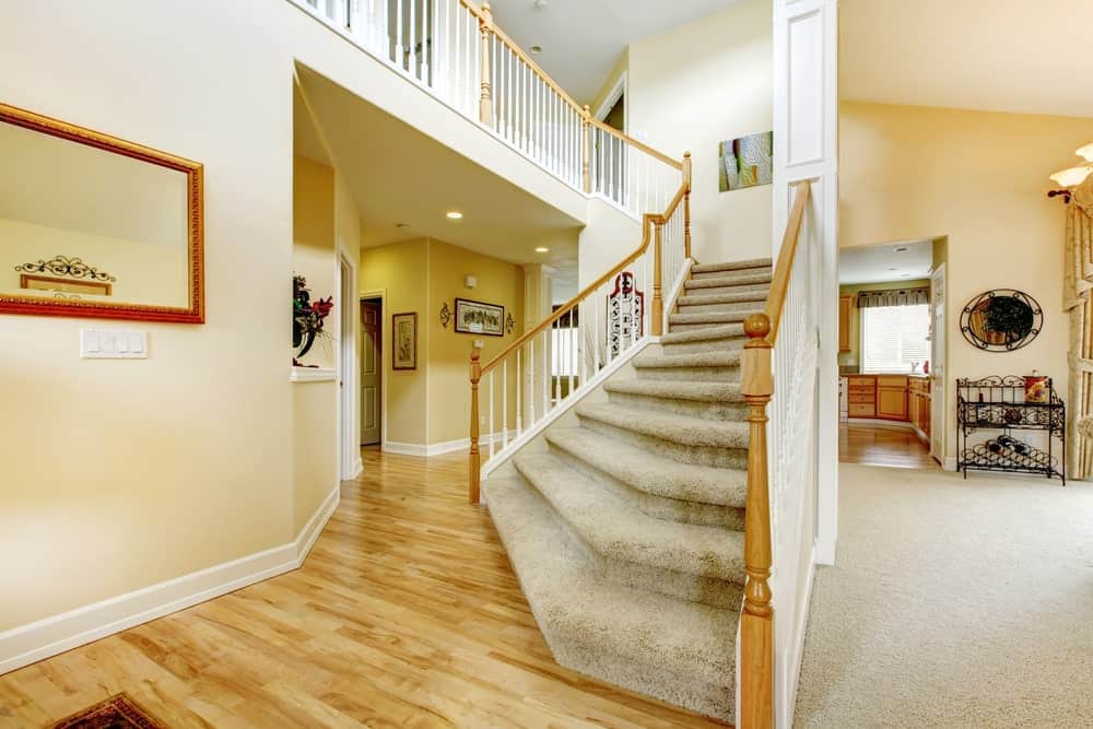 这所房子以硬木地板和米黄色墙壁为特色，以及带有全地毯地板的楼梯。