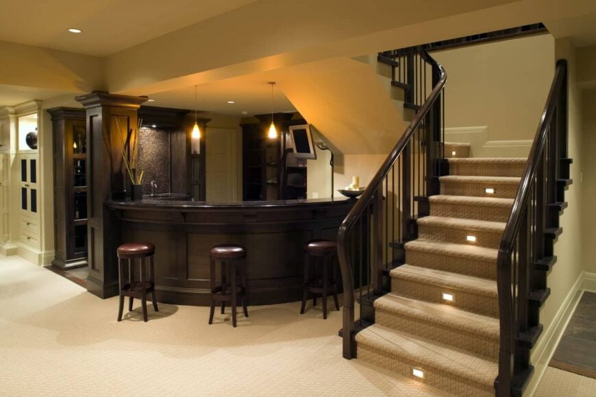 这所房子拥有一个大的酒吧区，在带有地毯地板的l形楼梯附近看起来很优雅。