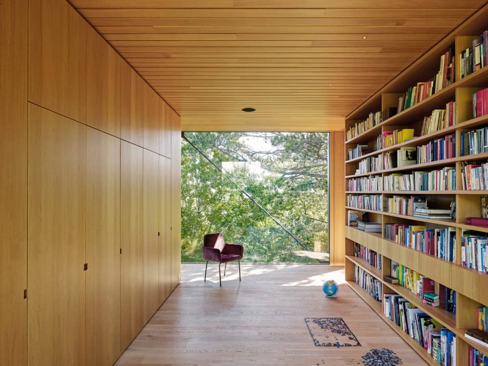 我喜欢这个现代风格的家庭图书馆，它是开放的，简约的，从地板到天花板的窗户都充满了光线。
