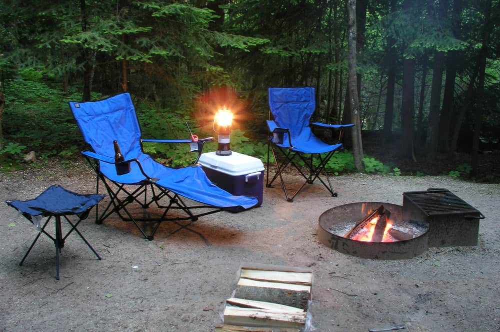 这是一个围绕营火坑折叠的露营椅的例子。