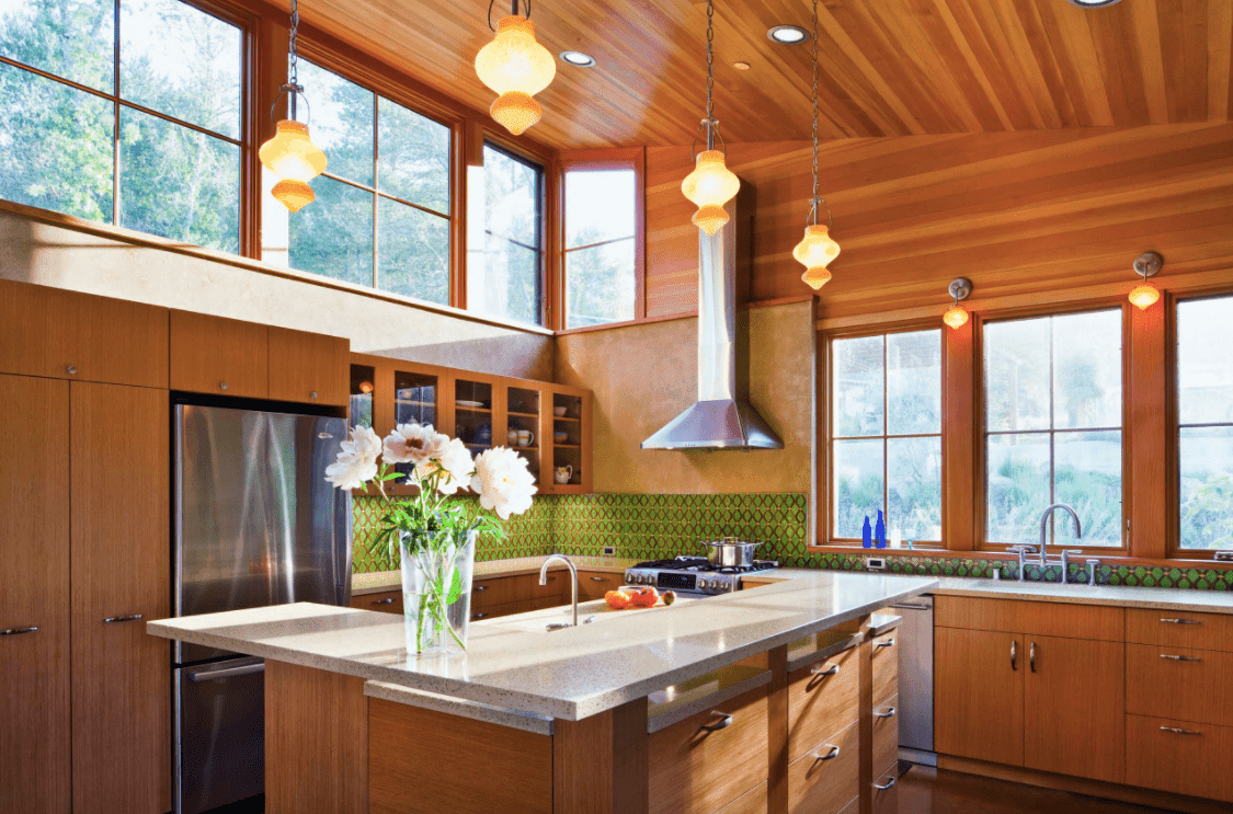 这间厨房四周环绕着樱桃木装饰的墙壁和厨房柜台。该区域由壁灯和设置在棚顶上的吊灯照明。