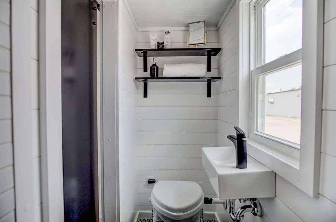 时尚的现代浮动水槽在白色浴室。包括马桶上方的浮动架子。