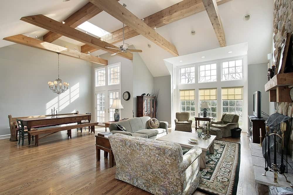 宽敞的正式客厅设有外露的横梁天花板，优雅的座椅布置和壁炉附近的大面积地毯。