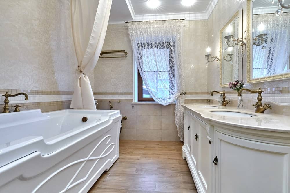 主浴室配有豪华的墙壁和双水槽，由优雅的壁灯照明。该房间在硬木地板上设有一个大型独立浴缸。
