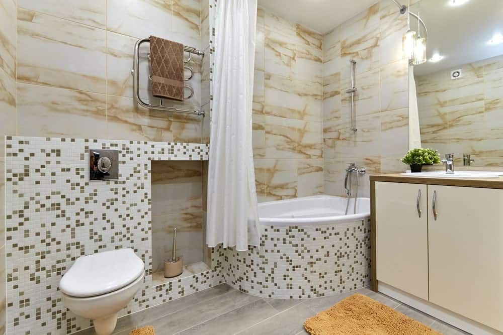 主浴室混合了迷你瓷砖和大理石瓷砖墙壁，以及硬木地板。房间里有浴缸和淋浴。