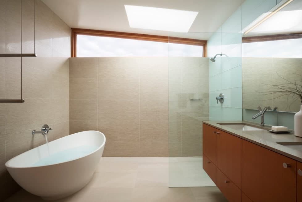 这间主浴室设有一个大型独立浴缸和一个开放式淋浴房，以及一个双水槽。
