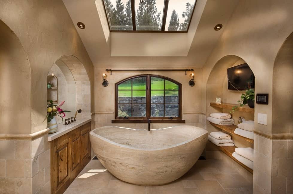 地中海主浴室，天窗下有一个优雅的深泡浴缸。