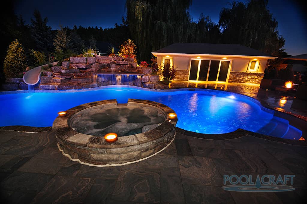 这所房子提供了一个令人惊叹的游泳池，旁边有一个现代的泳池边的房子，由温暖的白色灯光照亮，营造出浪漫的氛围。