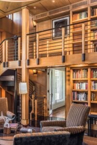 这是一个令人惊叹的设计，有两层楼高的书架，四把阅读椅和一个通往二楼的螺旋楼梯。