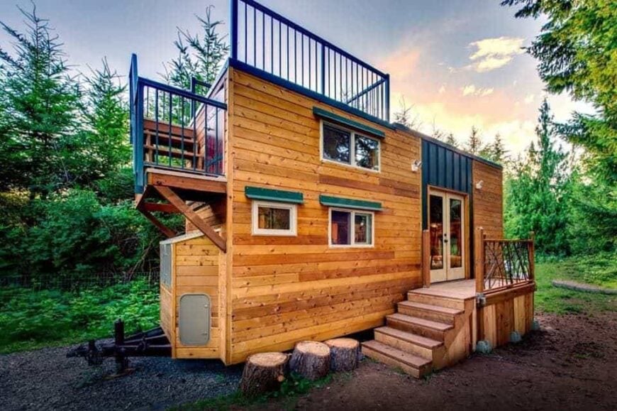 定制设计的小型住宅，带阳台和屋顶甲板。