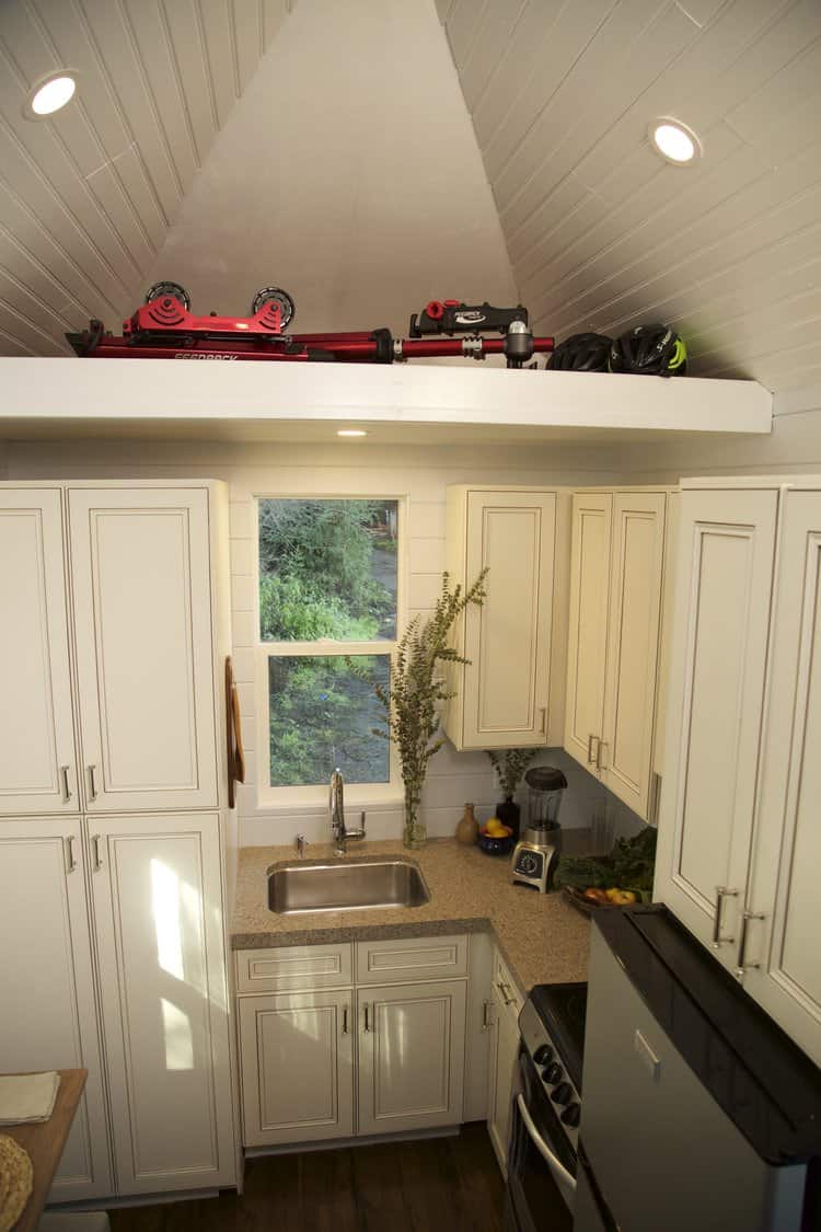 小房子厨房，有足够的存储空间，包括一个小储藏室。