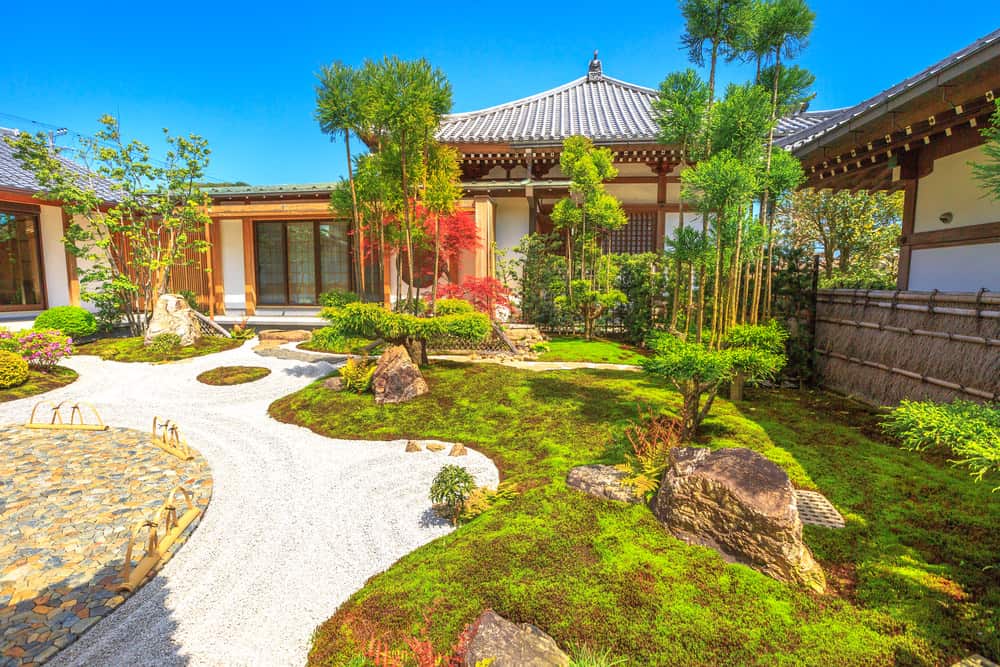 传统的岩石花园或禅宗花园在一个阳光明媚的日子里，在神社内
