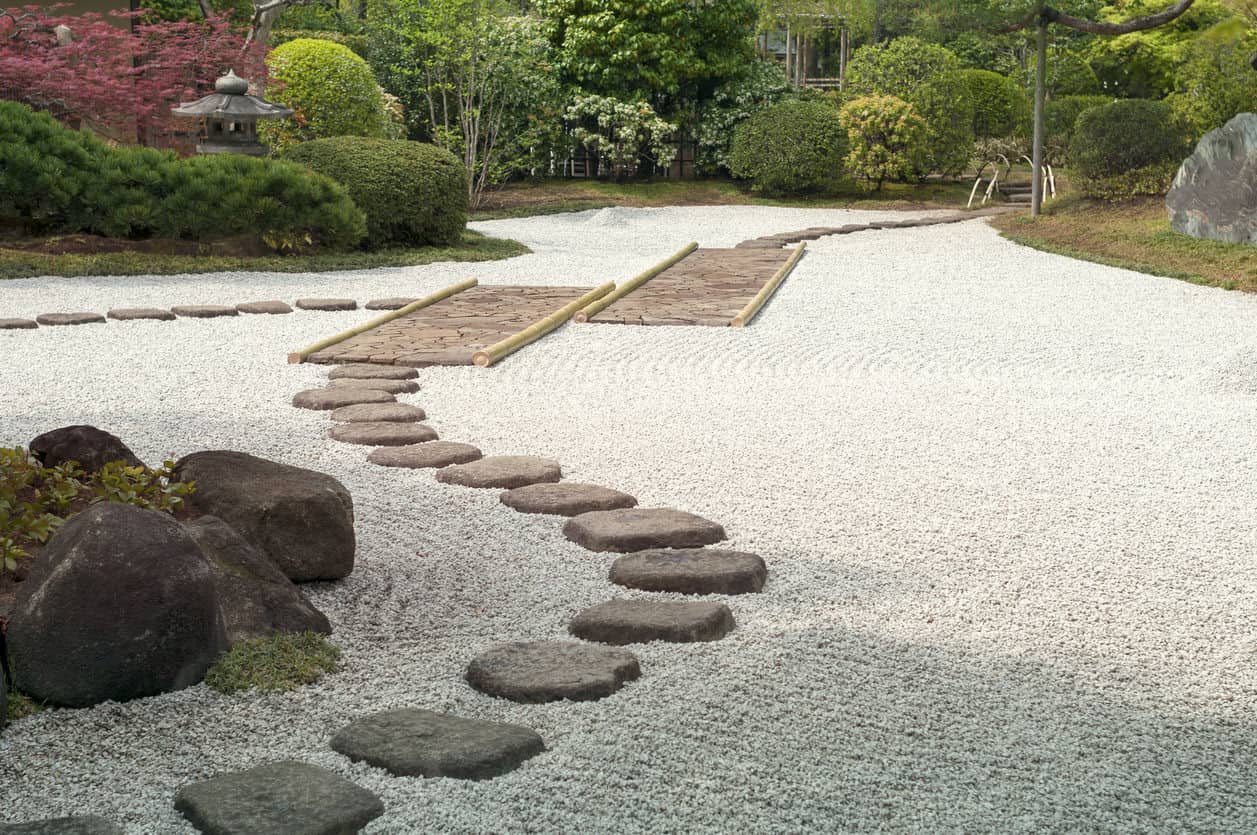 日式禅宗花园，有风景优美的石头小径