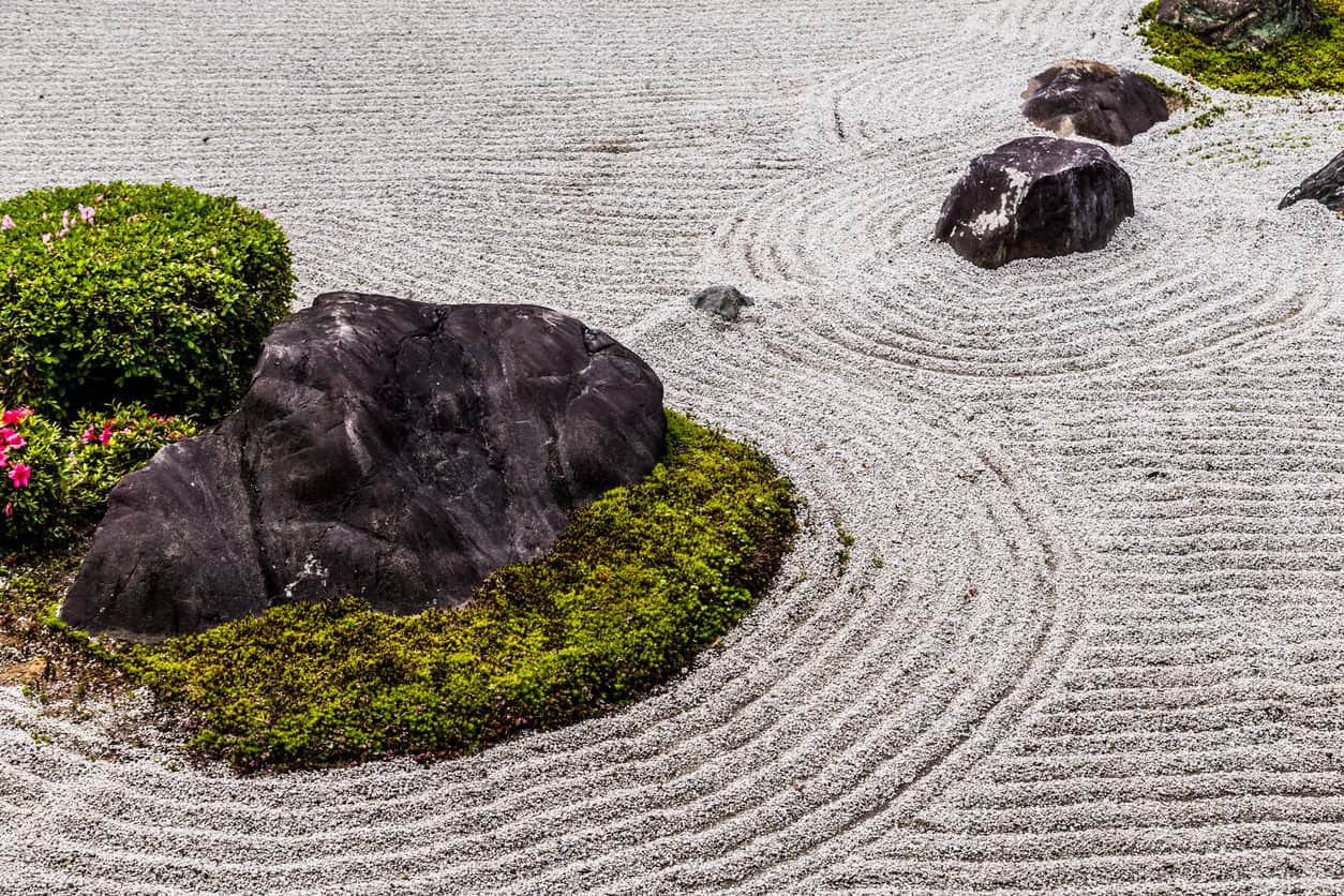 日本的岩石花园(Karesansui)或“干景观”花园，通常被称为禅宗花园，通过精心排列岩石、水景、苔藓、修剪过的树木和灌木，并使用耙出的砾石或沙子来代表水中的涟漪，创造了一个微型的风格化景观。