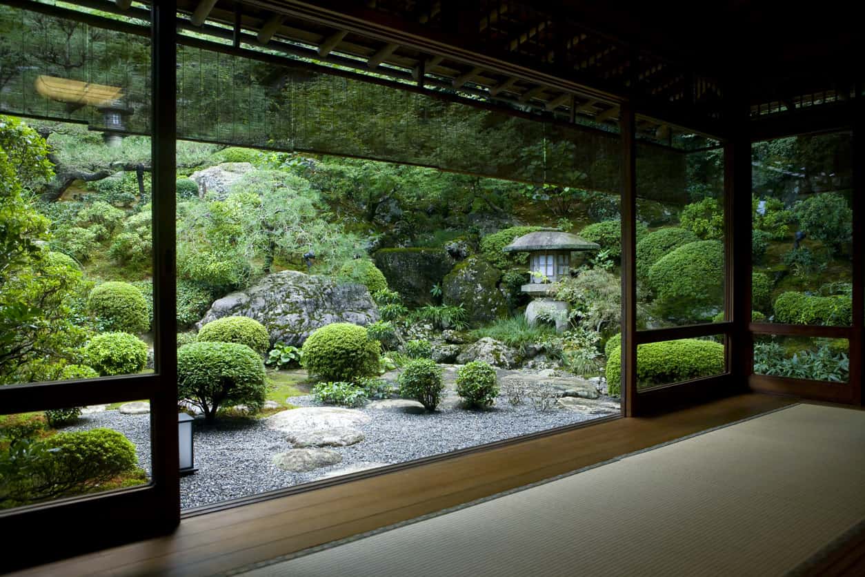 从传统榻榻米房间里看到的日本花园。