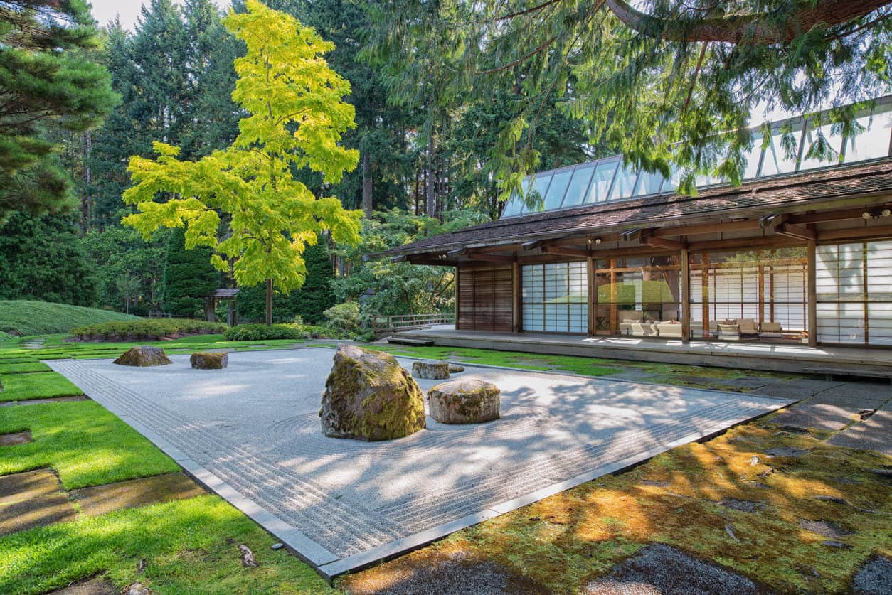 班布里奇岛，美国华盛顿——班布里奇岛一个美丽的夏日，阳光照耀在日本花园和舒适的客人休息室里。
