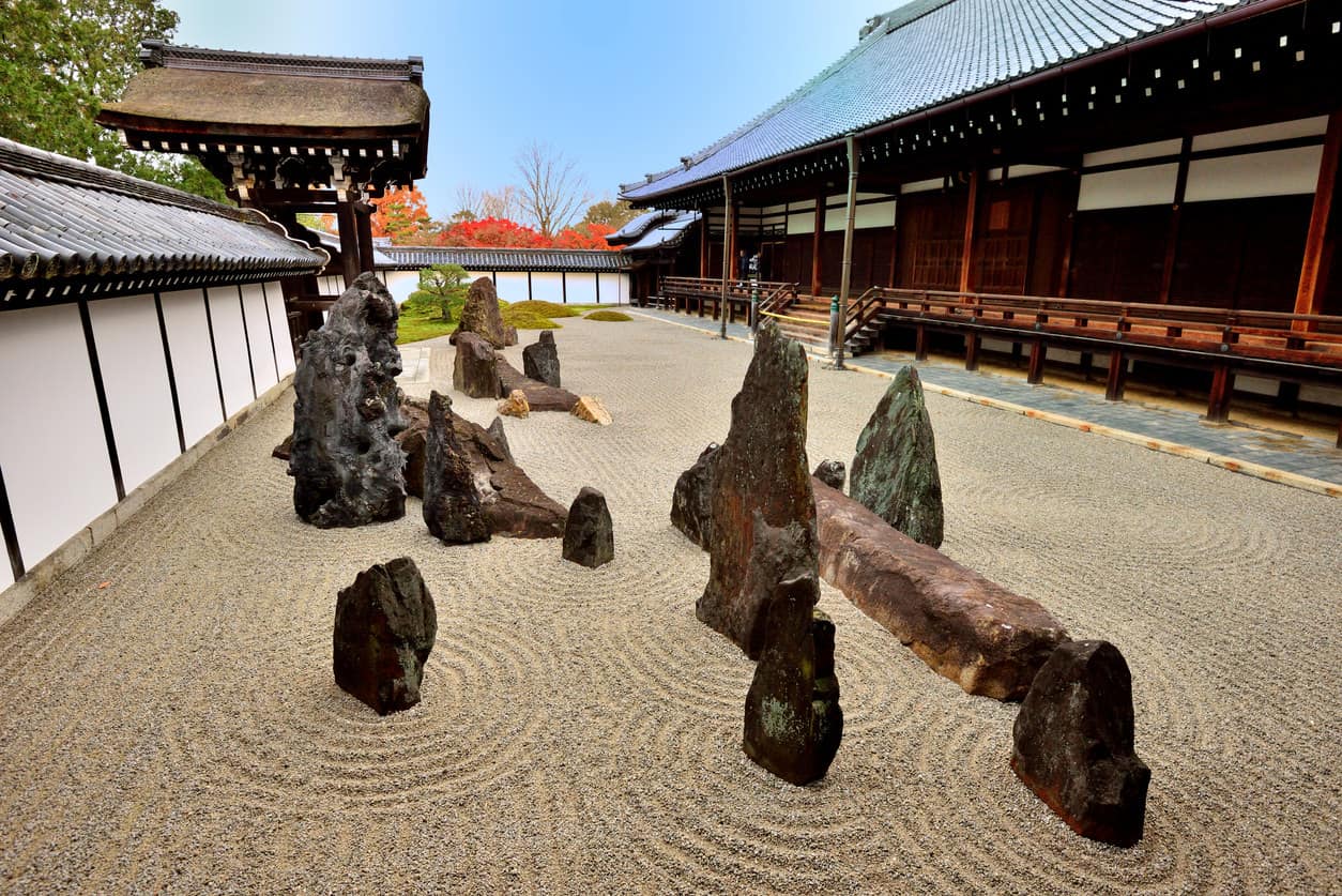 德福寺始建于1236年，是禅宗临济德福寺派的总寺。德福寺是京都美丽的秋叶最受欢迎的景点之一。在寺庙的Tsuten桥旁的枫树是它的中心。