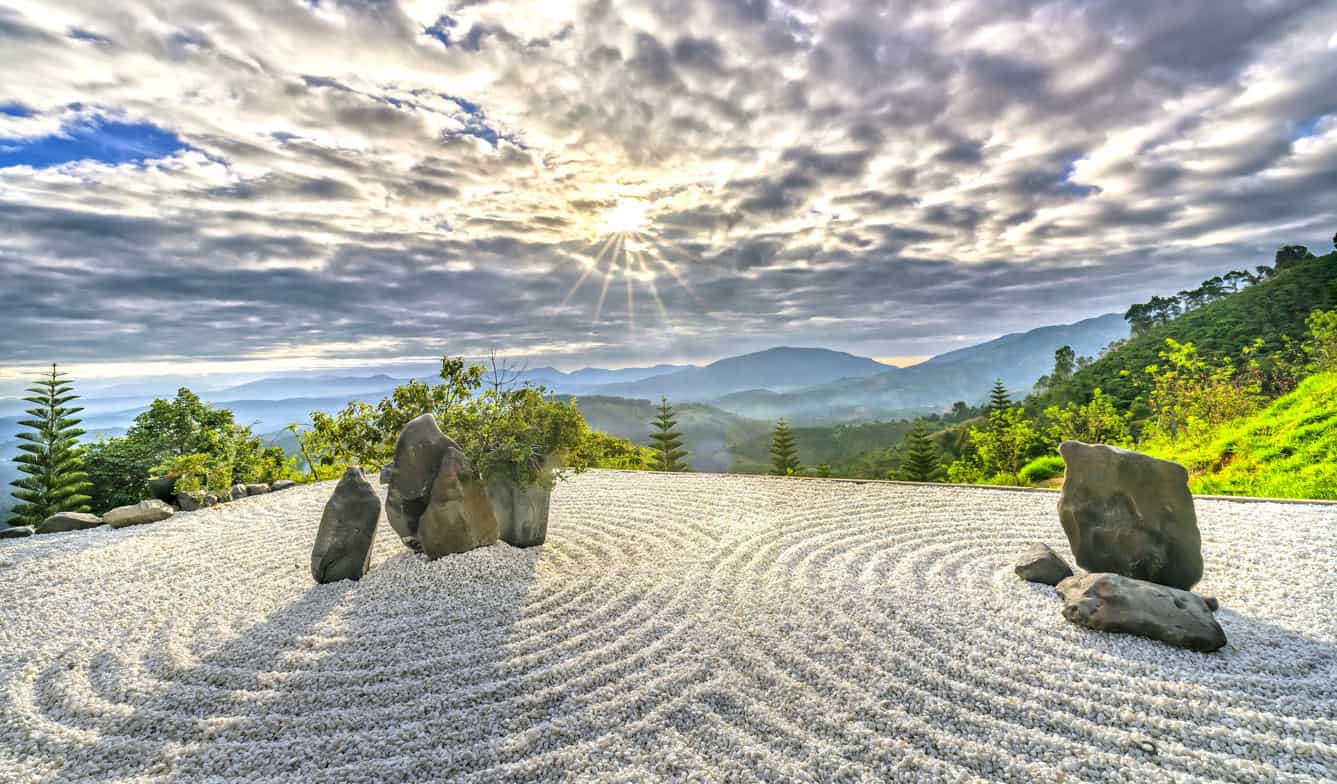 越南，保禄——岩石花园，阳光在天空中放射，在越南保禄营造出一种宁静的感觉。