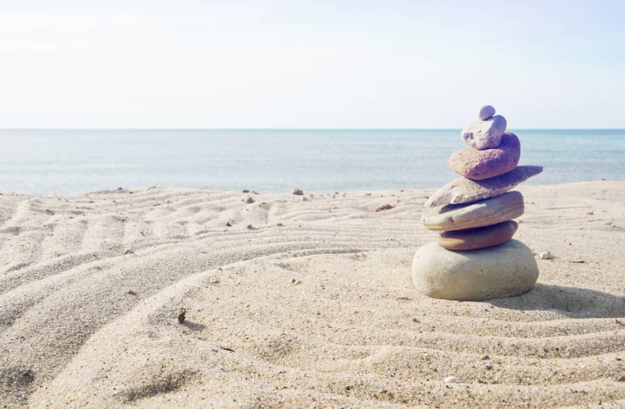 一个美丽的小石堆雕塑在密歇根湖附近的海滩上。
