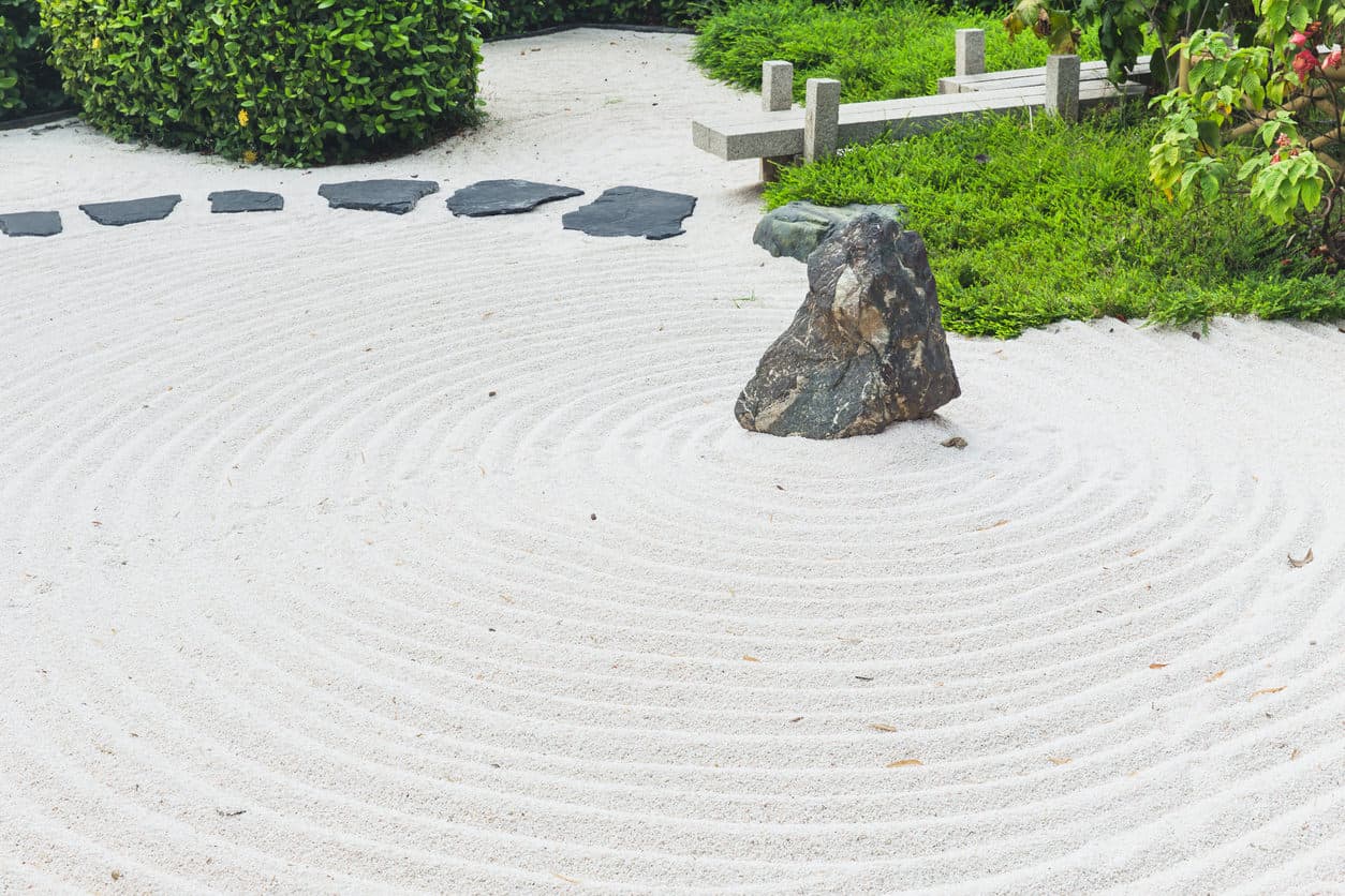 禅宗花园日式风格的石庭园的和平方式