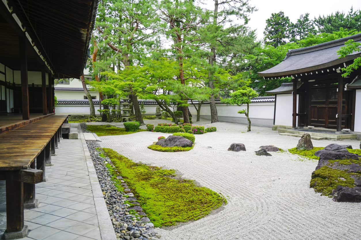 小禅园在千济寺建筑墙之间。为日式岩石园林，呈现微缩景观。它是用岩石、水或水景、沙子、苔藓、树木和灌木精心安排的冥想场所。