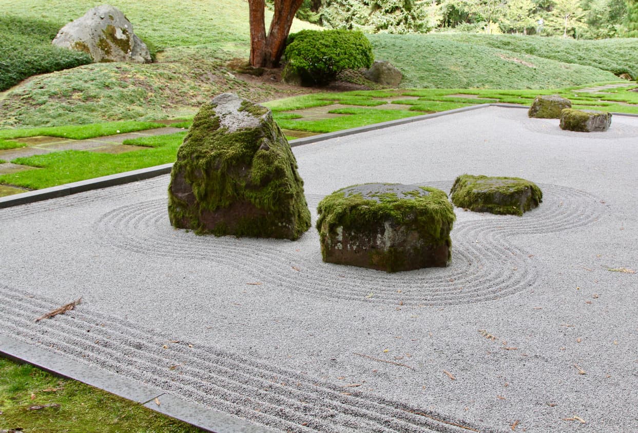 西雅图附近的日本禅宗花园，岩石周围有耙过的沙子