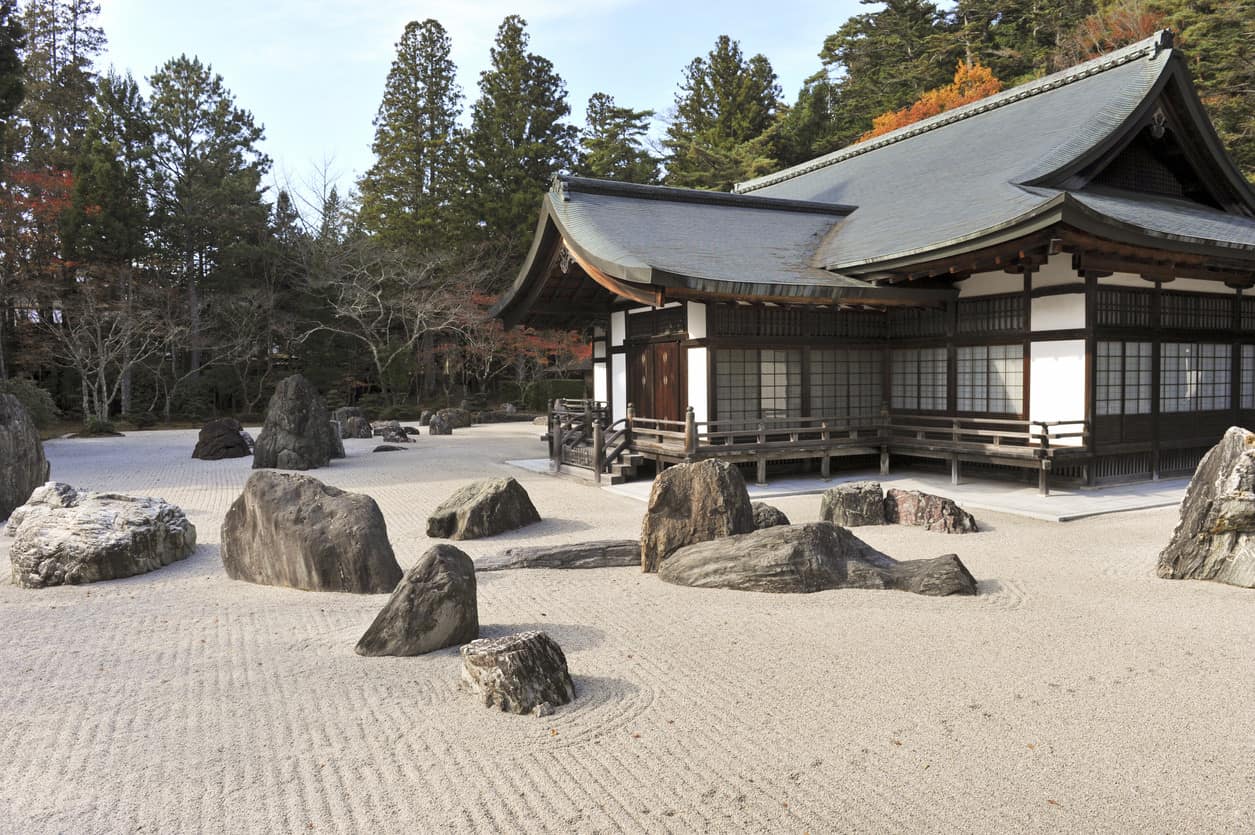 高野山，日本- 2010年11月16日:孔武寺建筑群中的Banryutei岩石花园。这座寺庙被称为佛教高野山真言派的总部。这个教派于805年由Kobo Daishi传入日本。世界遗产。日本最大的岩石花园。