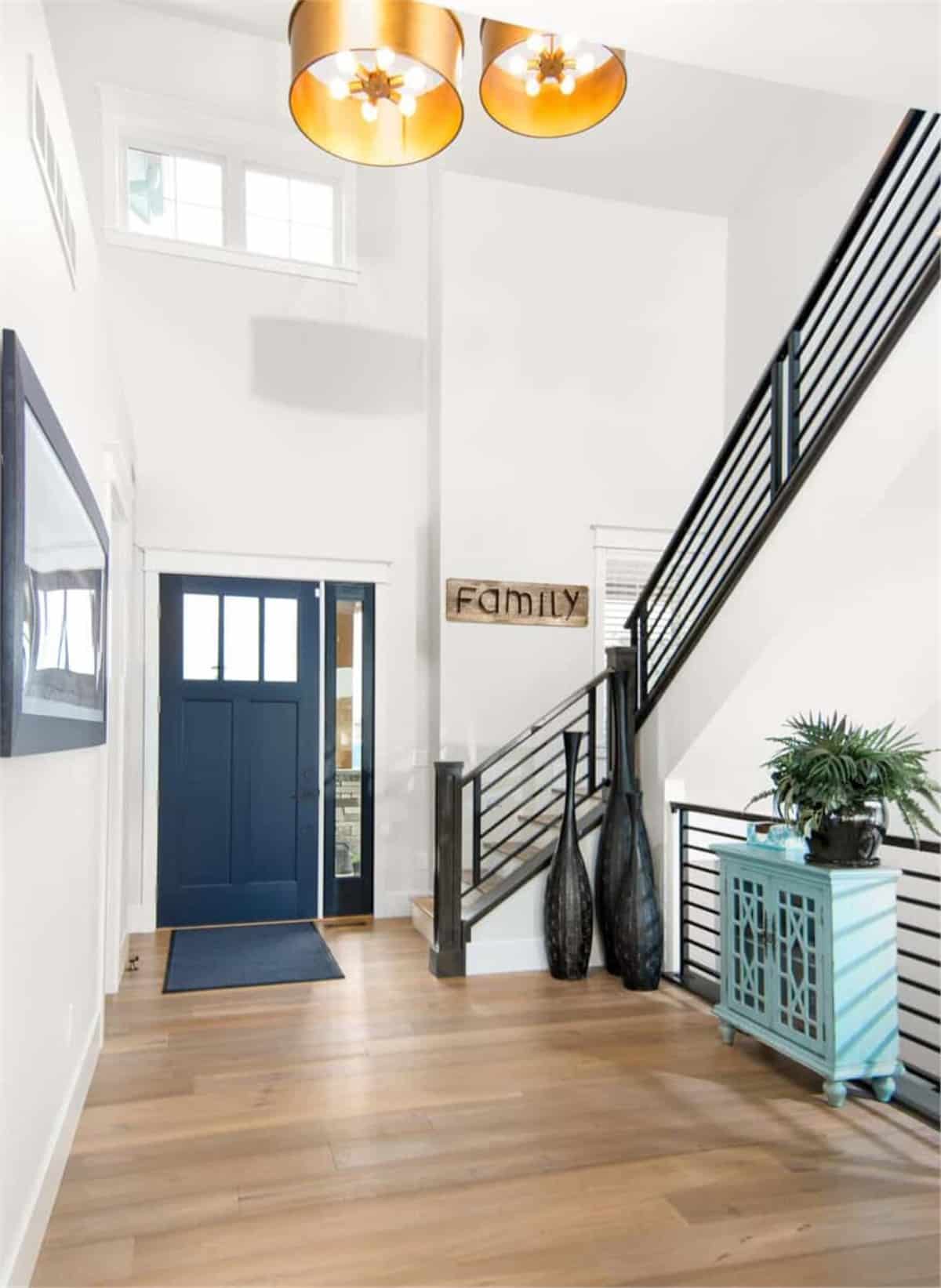 2层白色门厅与对比鲜明的黑色楼梯扶手