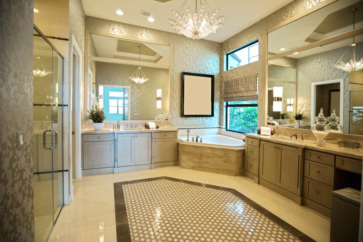 混合和匹配模式可能会非常棘手,但这浴室——浴缸wood-patterned角落——它与风格。