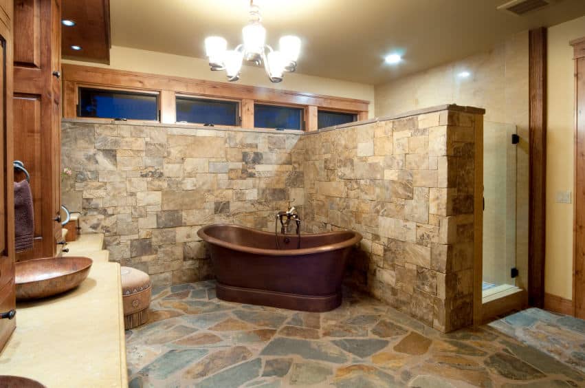 这个乡村浴室浴缸功能一个老派的角落,只有看起来在房间的角落里。在现实中,它巧妙地隐藏背后的墙站淋浴。