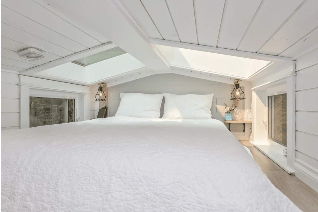 舒适的阁楼卧室，带床头柜和两个天窗