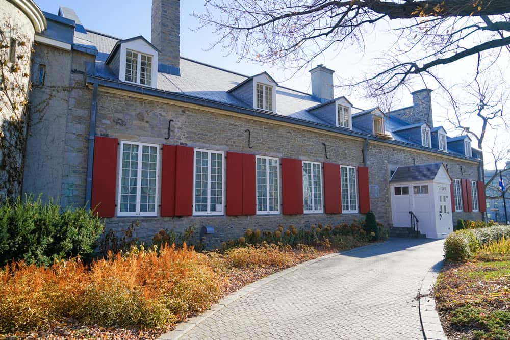 加拿大蒙特利尔Château Ramezay的外观-法国殖民风格的房子的例子，