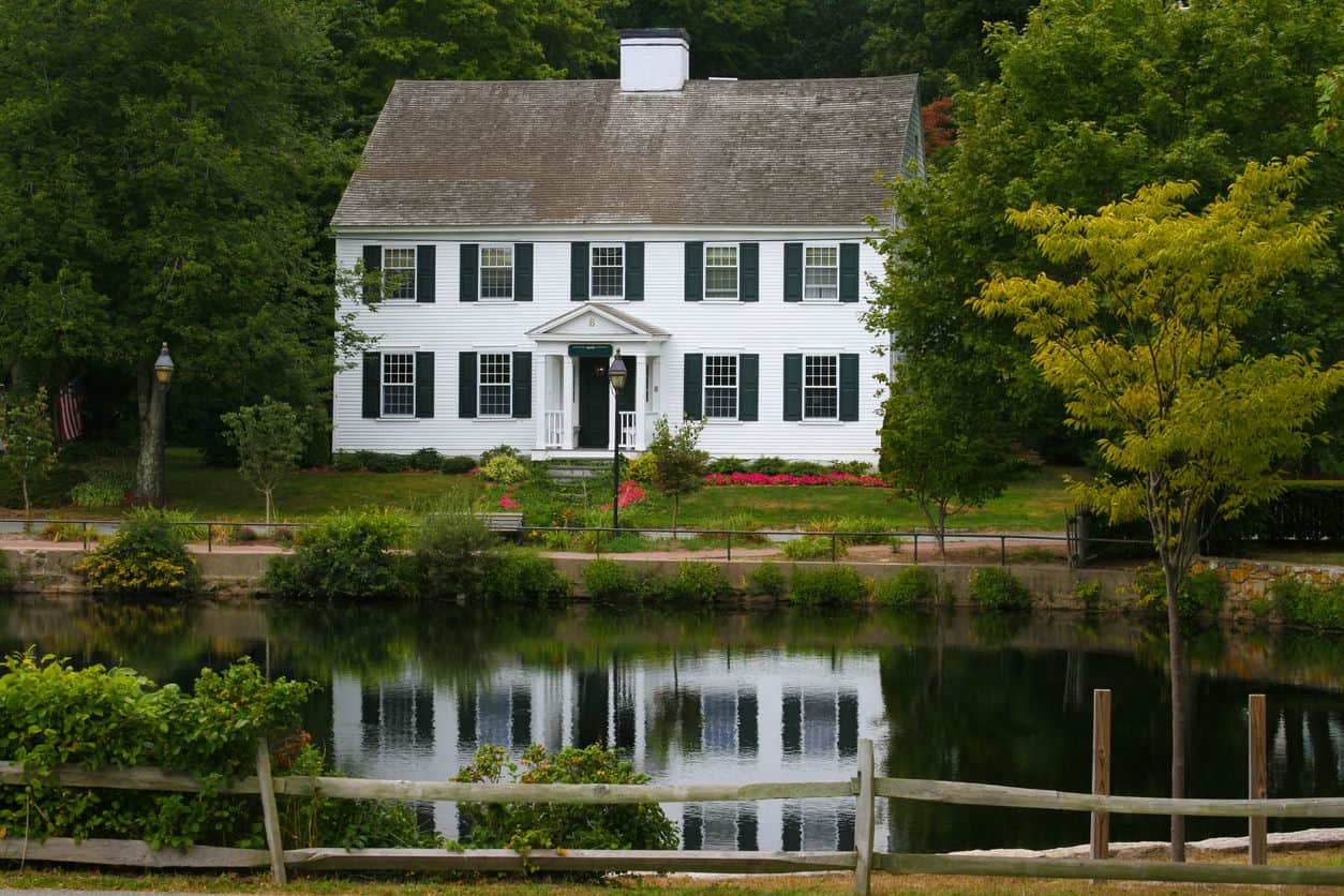 豪华优雅的新英格兰住宅，白色护墙板外观，灰色瓦屋顶和黑色百叶窗，位于马萨诸塞州科德角的三明治