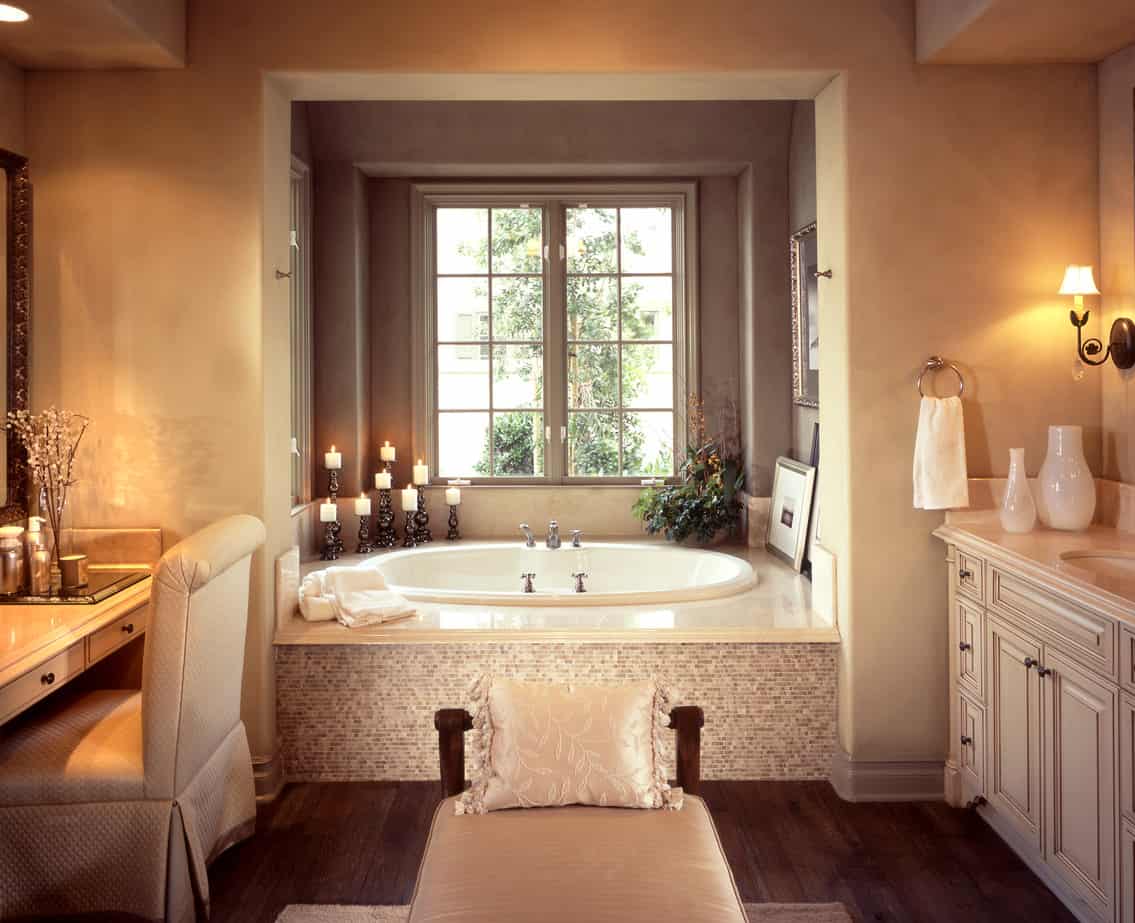 这个浴缸位于一间厨房式浴室尽头带窗户的凹室中(洗脸盆在两侧平行)。壁龛里有一个椭圆形的浸入式浴缸，周围有足够的空间放置蜡烛、植物、毛巾等。