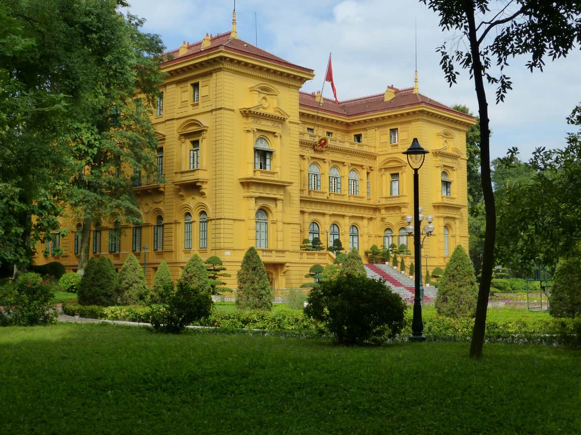 越南河内的胡志明总统府是法国殖民时期建筑的典范。