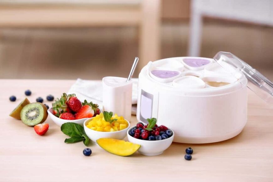 配料和酸奶机放在桌子上