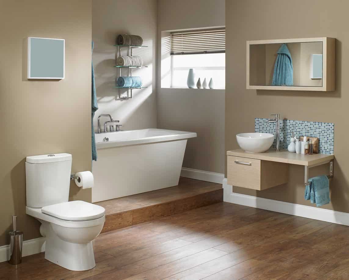 米色浴室的私人凹室中有现代直边独立式浴缸。