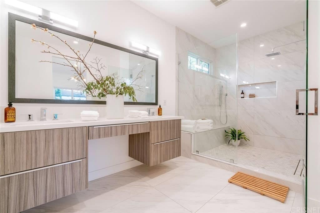 现代浴室，带浮动梳妆台，带双水槽和玻璃淋浴。