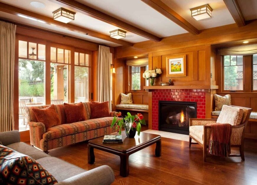 正式的工匠客厅提供舒适的座位在硬木地板和现代红砖壁炉。