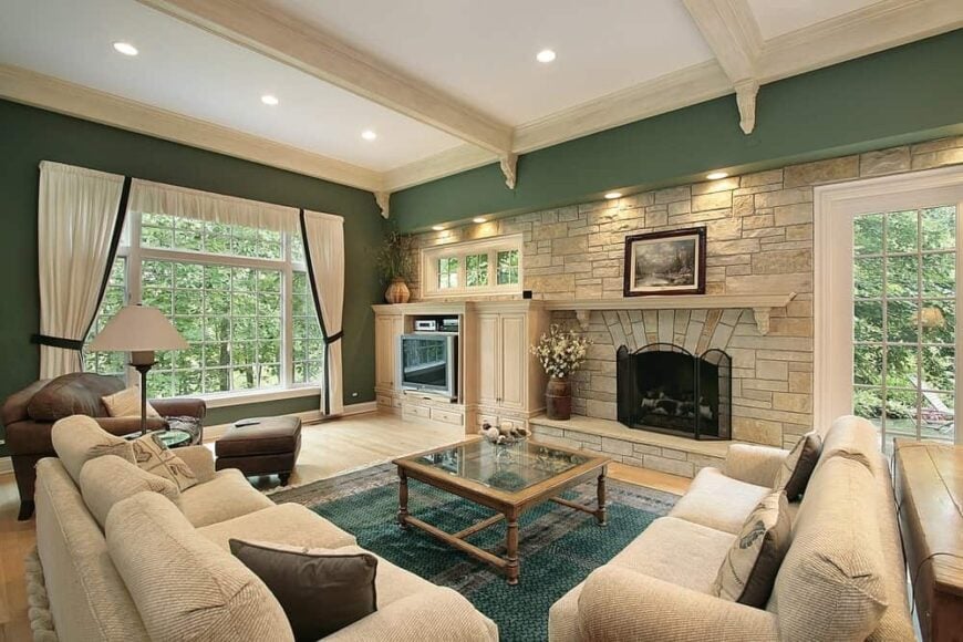 清新、绿色的客厅以石墙为特色，与浅色硬木地板相辅相成，灰色的部分放在绿色地毯上。