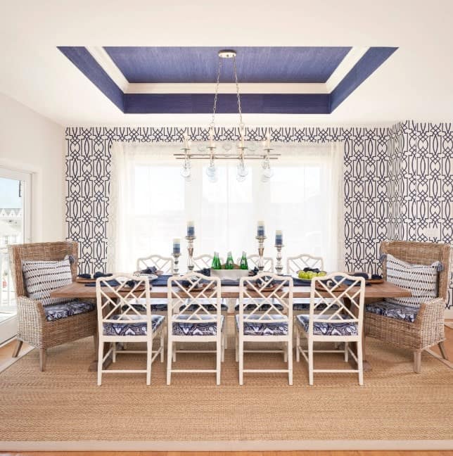 餐厅有时尚的餐桌和椅子，与墙壁的设计相匹配。托盘天花板也与厨房的风格相匹配。