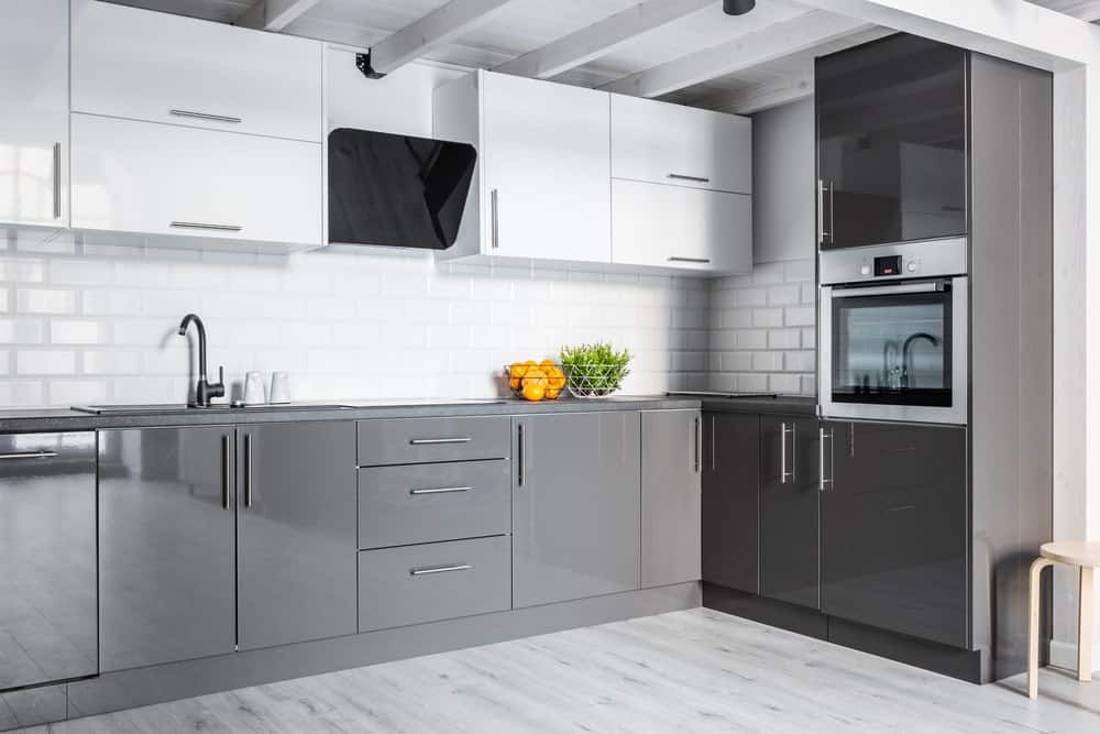 近距离观察这个厨房漂亮的灰色厨房柜台，周围是白色的墙壁和橱柜。
