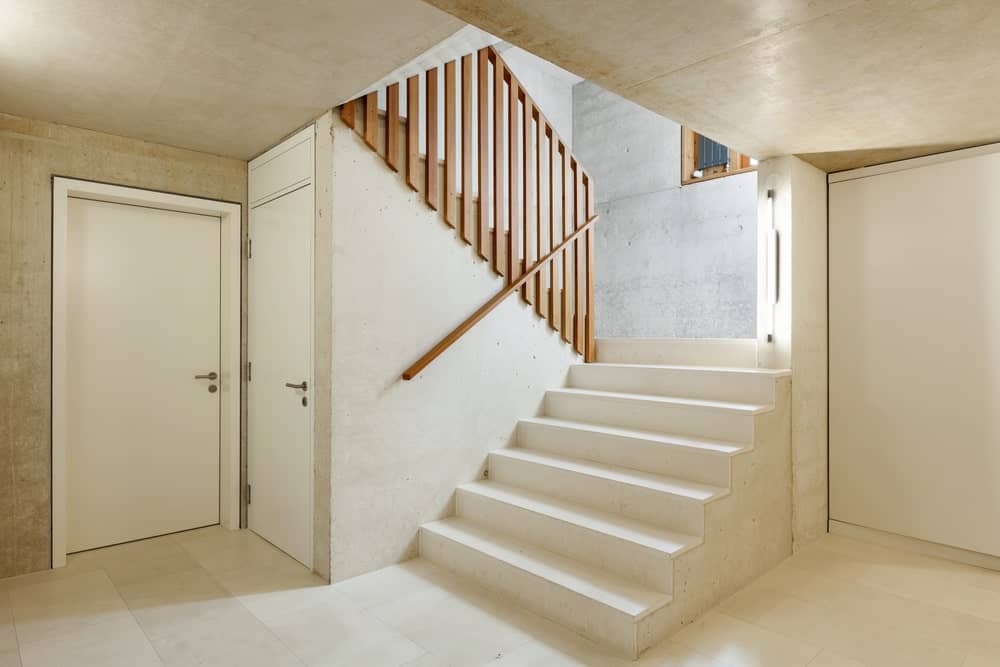 白色瓷砖半旋转楼梯，第一层有细扶手，第二层有木纺锤。